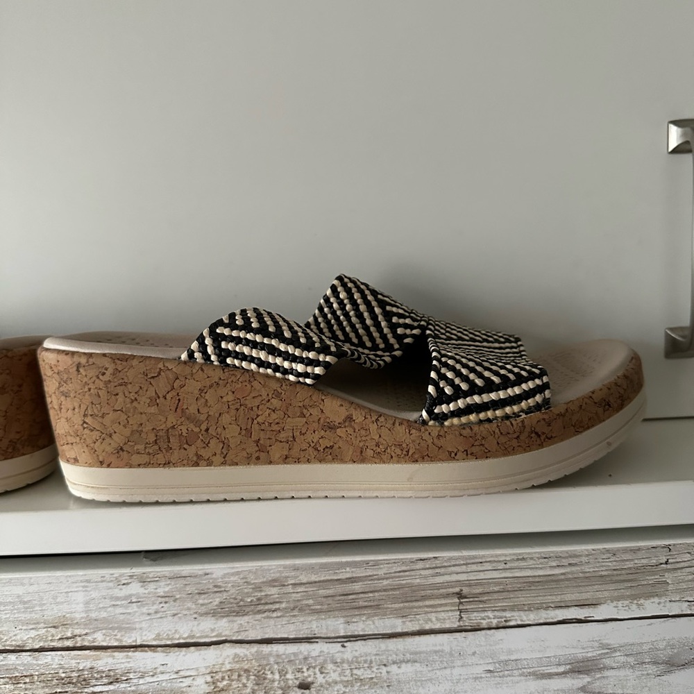 Bzees Riviera Cork Wedge Sandals 🖤🤍 Black Cream Striped Size 8.5